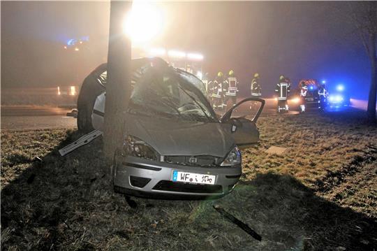 Mit der Beifahrerseite schleudert der Kleinwagen gegen den Baum an der L 500 zwischen Neuenkirchen und Schladen.  Foto: Leifeld