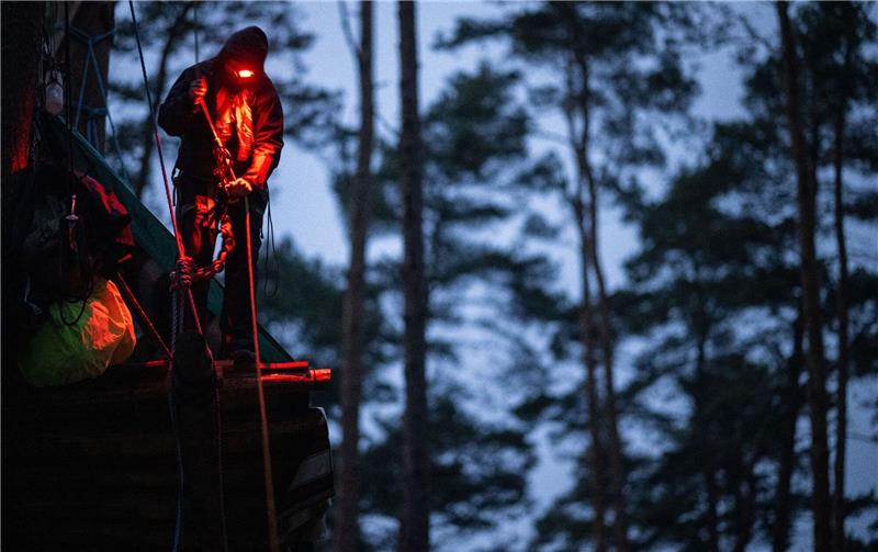 Mit der Besetzung will die Initiative «Tesla stoppen» eine Rodung des Waldstücks und eine Erweiterung des Tesla-Geländes verhindern.