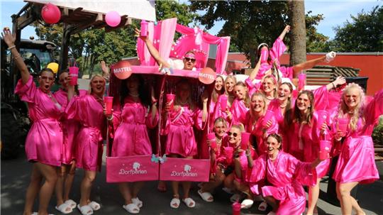 Mit der Darstellung von „Barbies heiler Welt“ sicherten sich die Dorfperlen den 1. Platz in der Gruppenwertung.