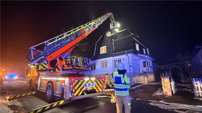 Mit der Drehleiter bekämpt die Feuerwehr den Brand.
