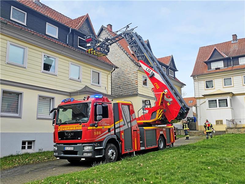 Mit der Drehleiter erkundet die Goslarer Feuerwehr die Dachgeschosswohnung an der Von-Burgdorf-Straße.  Foto: Sowa