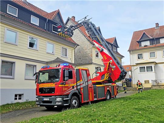Mit der Drehleiter erkundet die Goslarer Feuerwehr die Dachgeschosswohnung an der Von-Burgdorf-Straße.  Foto: Sowa