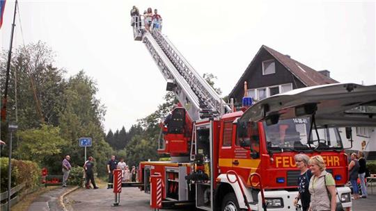 Mit der Drehleiter geht es beim Tag der offenen Tür 2018 hinauf in schwindelerregende Höhen.