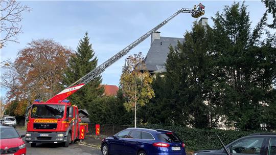 Rauch im Kamin kann nicht entweichen: Goslarer Feuerwehr rückt aus Mit der Drehleiter ist die Feuerwehr am Claustorwall im Einsatz, um ein Vogelnest aus einem Schornstein zu holen.