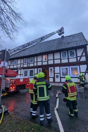Mit der Drehleiter kommen die Einsatzkräfte an den heißen Schornstein.