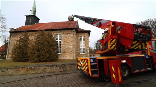 Mit der Drehleiter rückt die Feuerwehr Goslar zu dem Brand in der Kirche an.