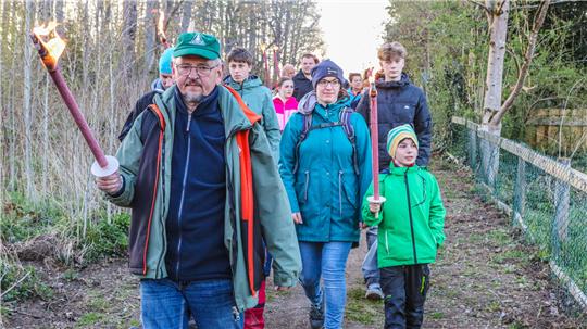 Menschen bei einer Fackelwanderung.