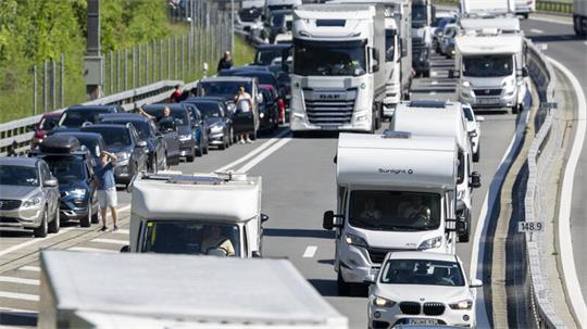 Mehrere Fahrzeuge stehen auf einer Autobahn im Stau.