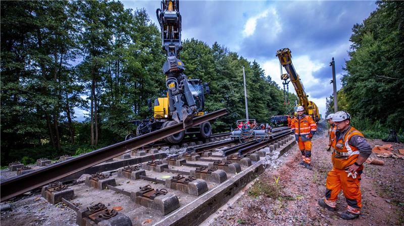Schnieder plant Bahn-Umbau mit neuer Chefin und Sanierung Mit der Generalsanierung wichtiger Bahnstrecken sollte sich die Pünkltichkeit auf der Schiene nach und nach verbessern. (Archivbild)