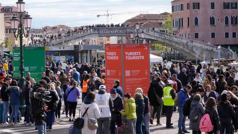 Mit der Gondel durch die Kanäle: Venedig gilt als Musterbeispiel für „Overtourism“. (Archivbild)