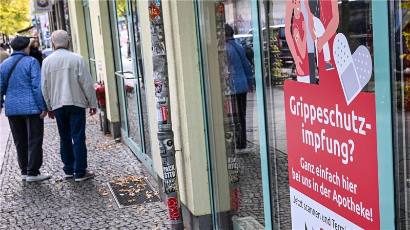 Mit der Grippe- kann man sich auch gleichzeitig die Corona-Impfung verabreichen lassen. (Archivbild)