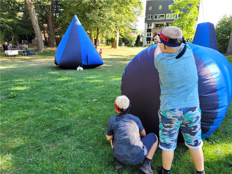 Harzburger Kinder spielen Fangen, ohne sich zu berühren Mit der „Hero-Blast-Faust“ schießen Spieler Lichtpunkte aufs gegnerische Team. Die Pylonen dienen ihnen als Deckung. Foto: Exner
