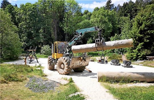 Mit der Hilfe von Landwirt Heiner Schule tauscht der Förderverein Stämme auf der unteren Ebene des Spielplatzes. Foto: Privat