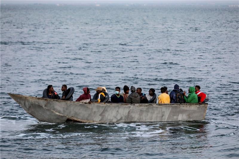 Mittelmeer-Migranten: „Sie behandeln uns wie Tiere” Mit der Hoffnung, das Ziel Europa zu erreichen: Migranten in einem Boot.