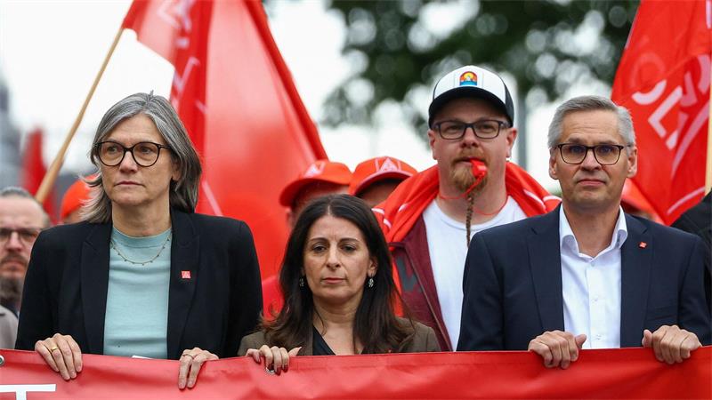 „Mit der IG Metall werden die Werke in Emden, Zwickau, Hannover und Neckarsulm nicht geschlossen“, kündigt Benner (l.) an. (Archivbild)
