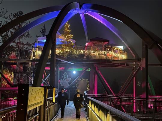 Mit der Illumination des Baumwipfelpfads setzen die Veranstalter Eva-Christin Ronkainen-Kolb und Holger Kolb Maßstäbe. Die Touristen-Attraktion wird an diesem dritten Adventswochenende stimmungsvoll ins richtige Licht gesetzt.  Fotos: Eggers