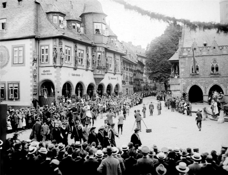 Mit der Kamera dabei: Der Jubiläumsumzug 1922 findet zur Tausend-Jahr-Feier riesigen Anklang.