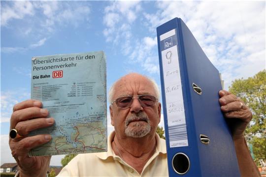 Mit der Karte kann Günter Voß die gefahrenen Strecken nachvollziehen – für alles rund ums 9-Euro-Ticket hat er einen eigenen Ordner angelegt. Foto: Gereke