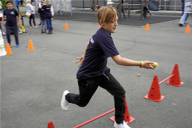 In Schlewecke feiert eine ganze Schule die Kartoffel Mit der Kartoffel kann man auch sportlich unterwegs sein. Und es ist sicherer als Eierlaufen.