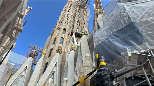 Mit der Krönung des Jesusturms mit einem in Deutschland gebauten begehbaren Kreuz hat die Basilika Sagrada Família in Barcelona ihre endgültige Höhe von 172,50 Metern erreicht. Bis zur Fertigstellung des 1882 begonnenen Baus wird es aber noch mindestens bis 2034 dauern. 