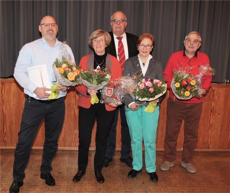 Engagiertes Quintett: Leeker-Plakette in Schladen verliehen Mit der Manfred-Leeker-Plakette wurden ausgezeichnet (v.li.): Hayo Schrepper, Angelika Petzold, Kristina Bartels, Bernhard Borgmeyer. Im Hintergrund steht Ortsbürgermeister Michael Hausmann. Foto: Hohaus