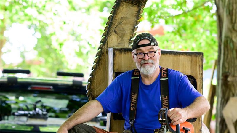 Mit der Motorsäge bearbeitet Andree Löbnitz Holzstämme - heraus kommen kleine und große Tiere sowie andere Skulpturen. 