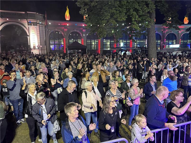 Bad Harzburgs Lichterfest-Startschuss fällt fast ins Wasser Mit der Open-Air-Summernight startet Bad Harzburg ins Salz- und Lichterfest-Wochenende. Fotos: Schlegel