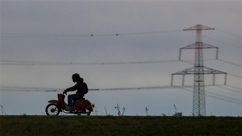 Osten, Westen, Einheit? Fünf Fakten zum Stand der Dinge Mit der Schwalbe über Land: Das Moped ist Kult, aber zur Fortbewegung einfach auch hilfreich. (Archivbild)