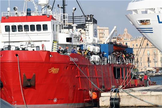 Mit der «Sea-Eye 4» wurden bereits in der Vergangenheit Migranten gerettet. Hier legt das Schiff in Trapani an.