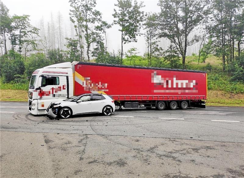 B 241: Autofahrer verletzt sich bei Zusammenstoß mit Lastwagen Mit der Seite des Lastwagens kollidiert: Der Fahrer des VW ID verletzte sich bei dem Unfall. Foto: Polizei