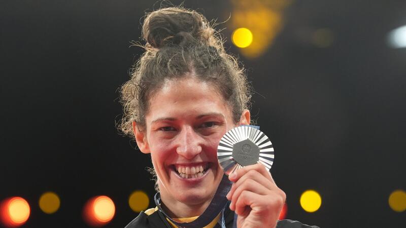 Mehr Trauer als Freude: Butkereit holt deutsches Judo-Silber Mit der Silbermedaille um den Hals konnte Miriam Butkereit wieder lächeln.