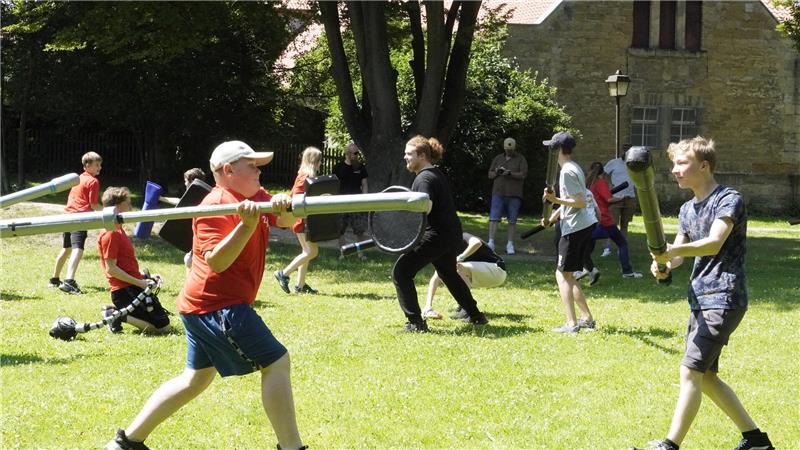 Diese Abenteuer bietet der Bad Harzburger Osterferienpass Mit der Sportart Jugger nimmt der Jugendtreff an der internationalen Woche gegen Rassismus teil.