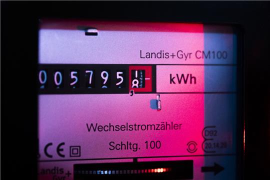 Mit der Strompreisbremse sollen Verbraucher von März an rückwirkend entlastet werden. Foto: dpa.