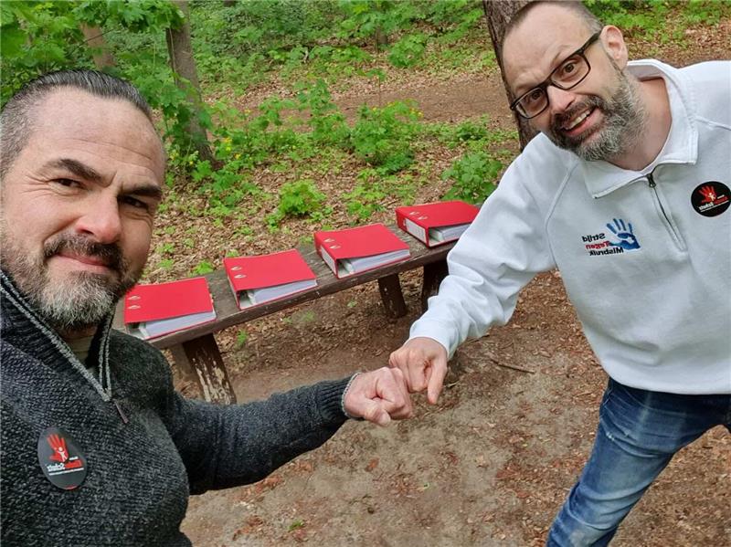 Mit der Unterstützung von Carsten Stahl hat Marcel Jeninga das Pädophilen-Handbuch, das ganze vier Aktenordner füllt, 2021 in Deutschland verboten.