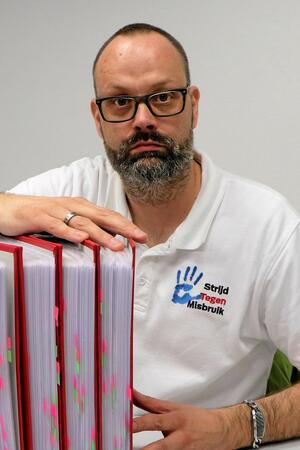 Ein Mann mit Aktenordnern