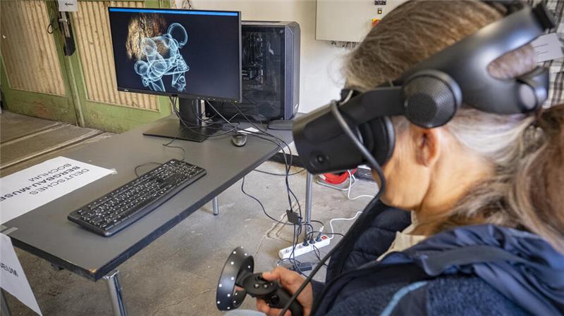 Mit der VR-Brille erkunden die Besucher die Welt unter Tage.