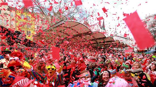 Mit der Weiberfastnacht hat am Donnerstag der Straßenkarneval begonnen. 