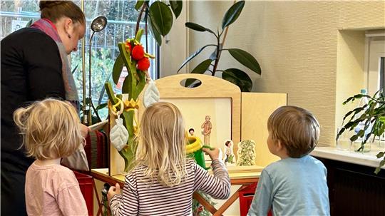 Mit der interaktiven „Plapperbox“ lernen die Kinder, wie sie Tomaten anpflanzen und was sie zum Wachsen brauchen.