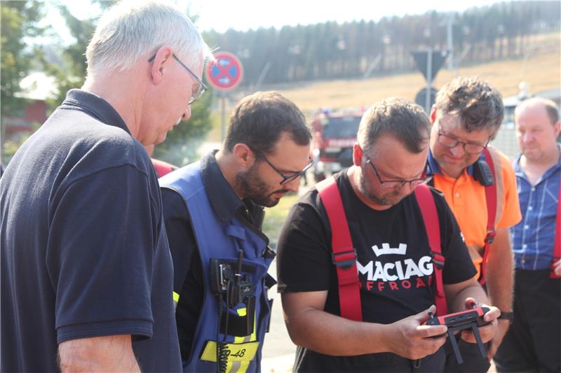 Waldbrand bei Schierke vorerst unter Kontrolle – Hubschrauber im Einsatz Mit der neuen Drohne der St. Andreasberger Wehr suchen die Einsatzkräfte unter den Augen von Kreisbrandmeister Uwe Fricke (links) nach Bränden am Wurmberg.