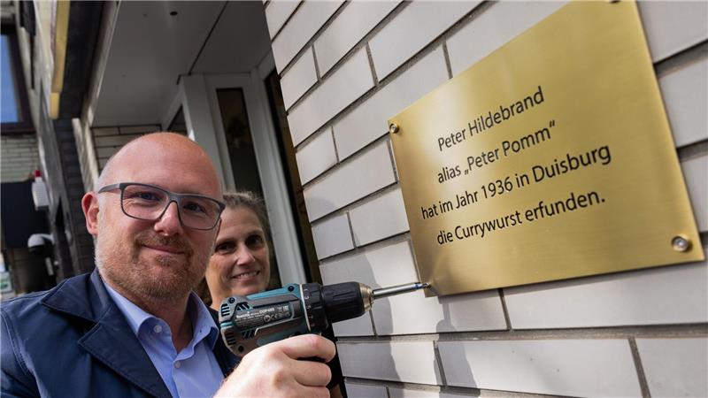 Mit der neuen Plakette macht Oberbürgermeister Sören Link (SPD) klar: Hier in Duisburg wurde die Currywurst erfunden.