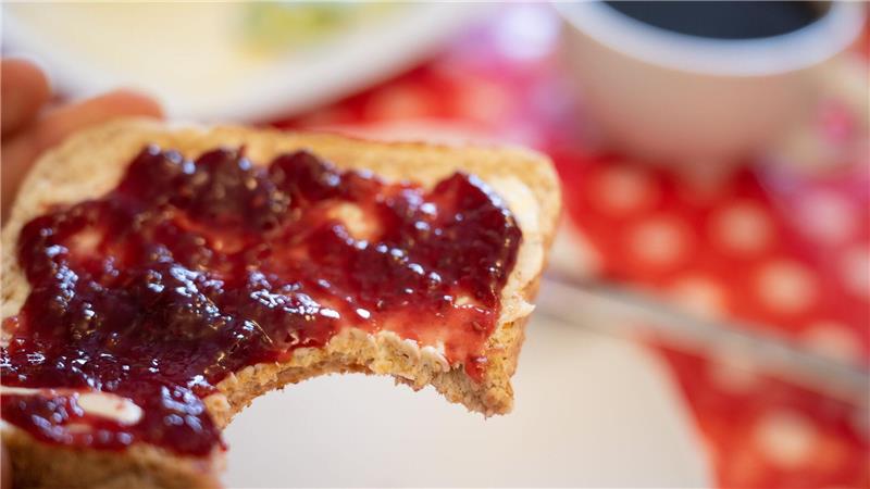 Mit der nun in Kraft getretenen Verordnung ist die Wortklauberei um „Konfitüre“ und „Fruchtaufstrich“ vom (Frühstücks-)Tisch. (Symbolbild)