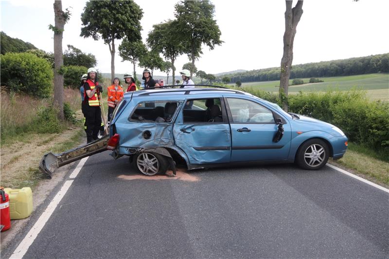Auto kracht gegen Alleebaum Mit der rechten Heckseite prallt der Pkw gegen einen der Straßenbäume und bleibt nach rund 30 Metern quer zur Fahrbahn stehen. Foto: Gereke