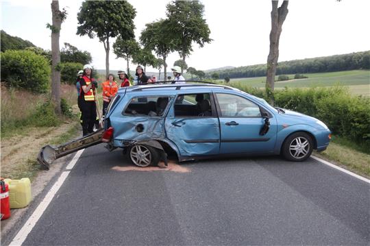 Mit der rechten Heckseite prallt der Pkw gegen einen der Straßenbäume und bleibt nach rund 30 Metern quer zur Fahrbahn stehen. Foto: Gereke