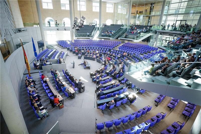 Steinmeier unterzeichnet Gesetz zur Wahlrechtsreform Mit derzeit 736 Abgeordneten ist der Bundestag das größte frei gewählte Parlament der Welt. Das neue Wahlrecht deckelt die Zahl der Sitze nun bei 630.