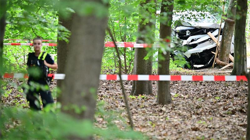 „Gift des Terrorismus“ - Merz: Nicht einschüchtern lassen Mit diesem Fahrzeug fuhr der mutmaßliche Täter am Rande des Tiergartens in eine Menschenmenge.