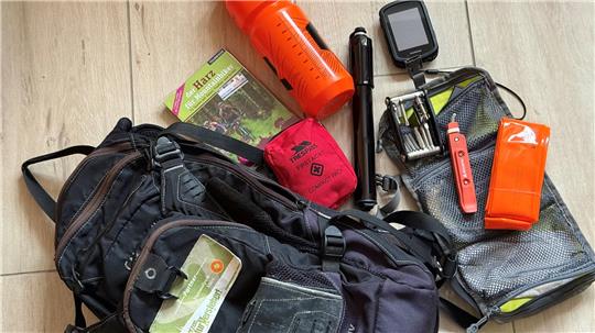 Mit diesem Zubehör geht Markus Lauenstein selbst meist auf Mountainbike-Tour. Den kleinen Rucksack trägt er dabei auf dem Rücken.