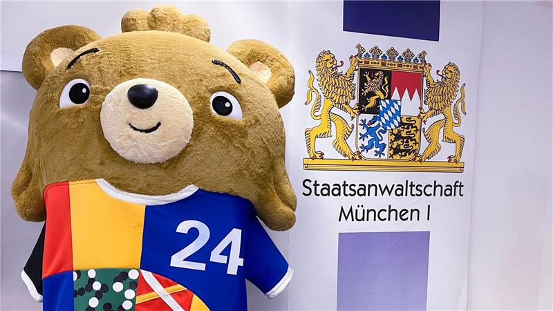Mit diesem sehr echt aussehenden Kostüm hatte der Youtuber es beim EM-Eröffnungsspiel bis auf das Spielfeld geschafft. (Archivbild)