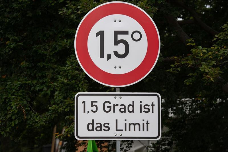 Dunkle Prognose für 1,5-Grad-Ziel Mit diesen Schildern machen Klima-Aktivisten auf das Ziel des Pariser Klimaabkommens aufmerksam.