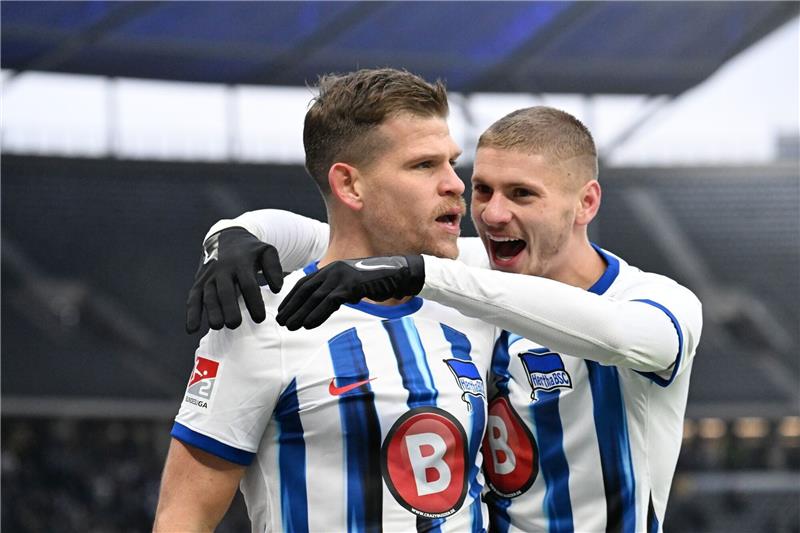 Niederlechner-Dreierpack für Hertha - Paderborn siegt spät Mit drei Toren Herthas Matchwinner gegen Elversberg: Florian Niederlechner (l).