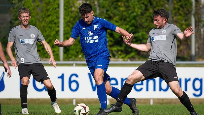 7:0: Vienenburg schmeißt den FC Groß Döhren raus Mit drei Treffern ist Lukas Markinas (M.) einer der Vienenburger Erfolgsgaranten beim Pokalsieg in Groß Döhren.